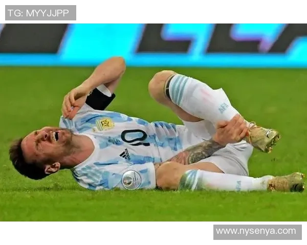 足球明星遭恶意犯规被摔倒场面惨烈 球迷怒斥裁判未果