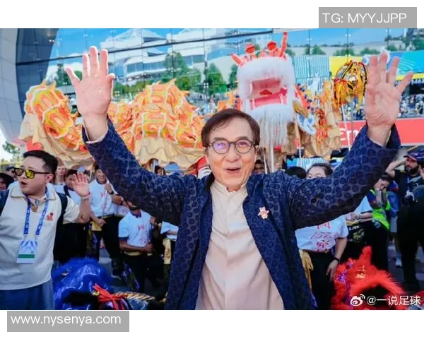 成龙与足球巨星亲密互动的精彩瞬间揭秘精彩不容错过