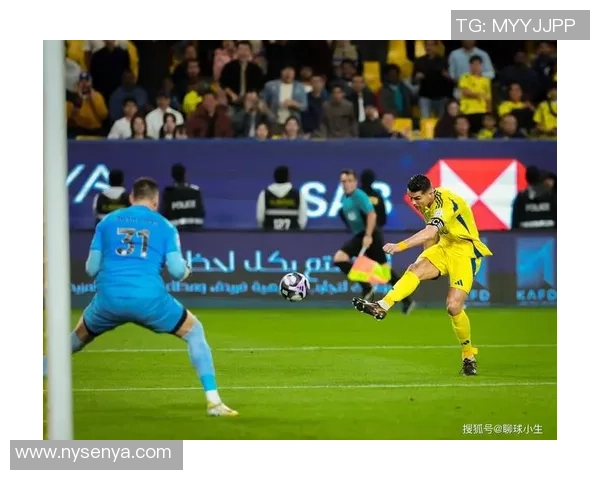 足球巨星场外风采：从慈善事业到个人生活揭秘球员多面人生