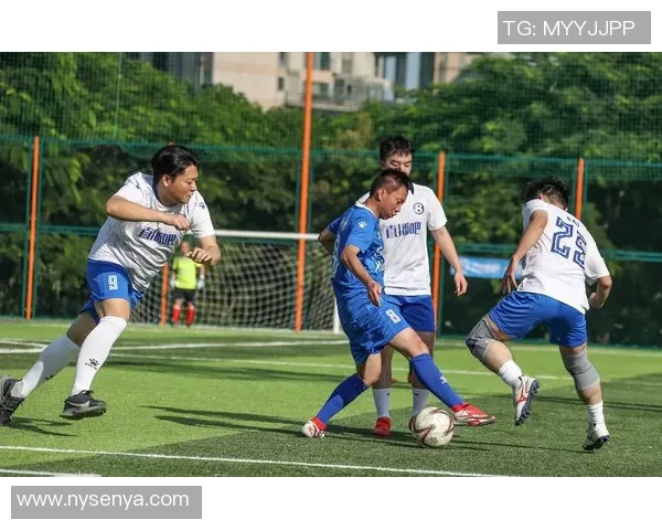 足球明星风采与成长历程探索全面分析及其对全球足球文化的影响 足球明星风采与成长历程探索全面分析及其对全球足球文化的影响